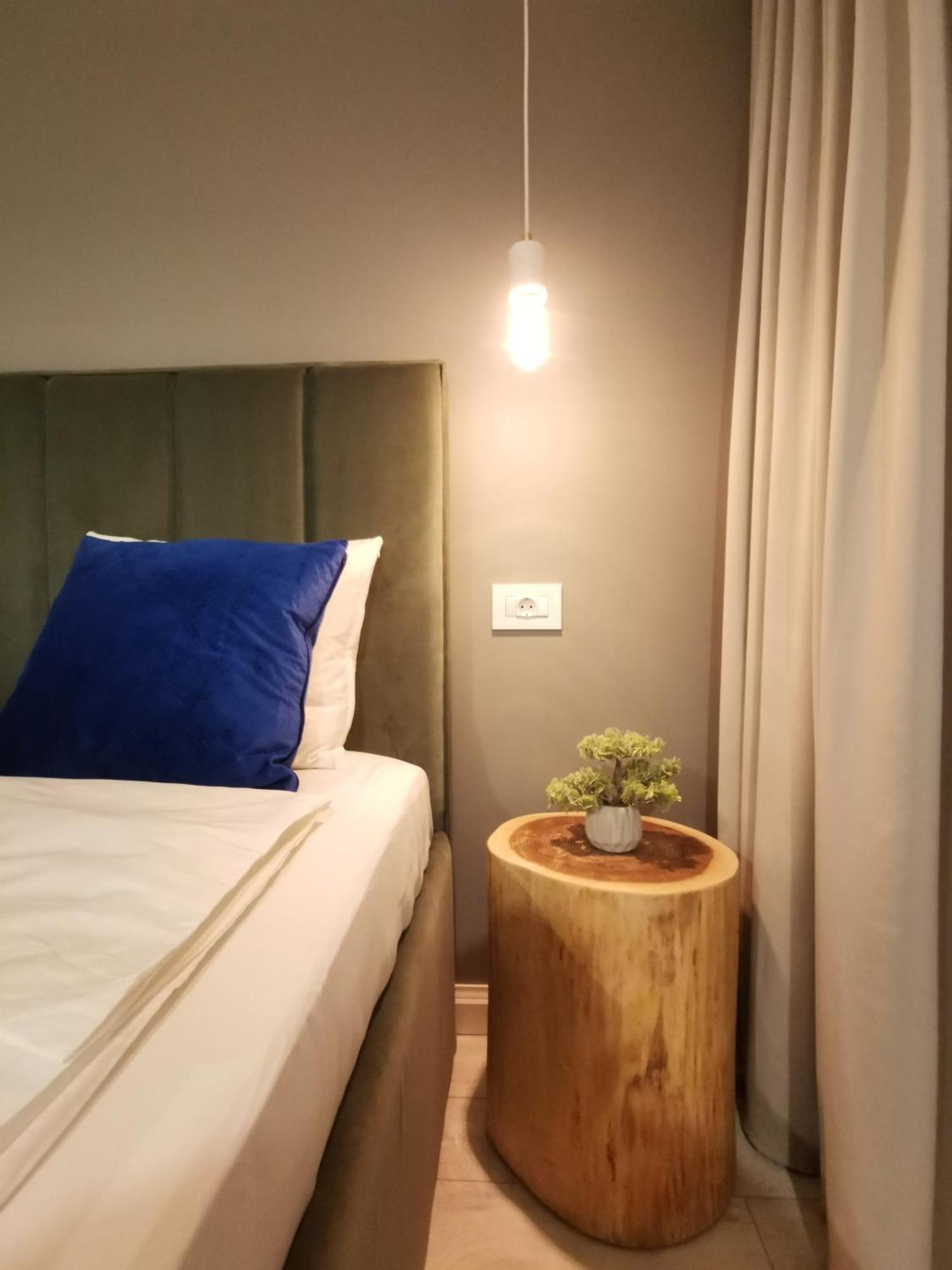 Noir Apartment Hateg Bagian luar foto
