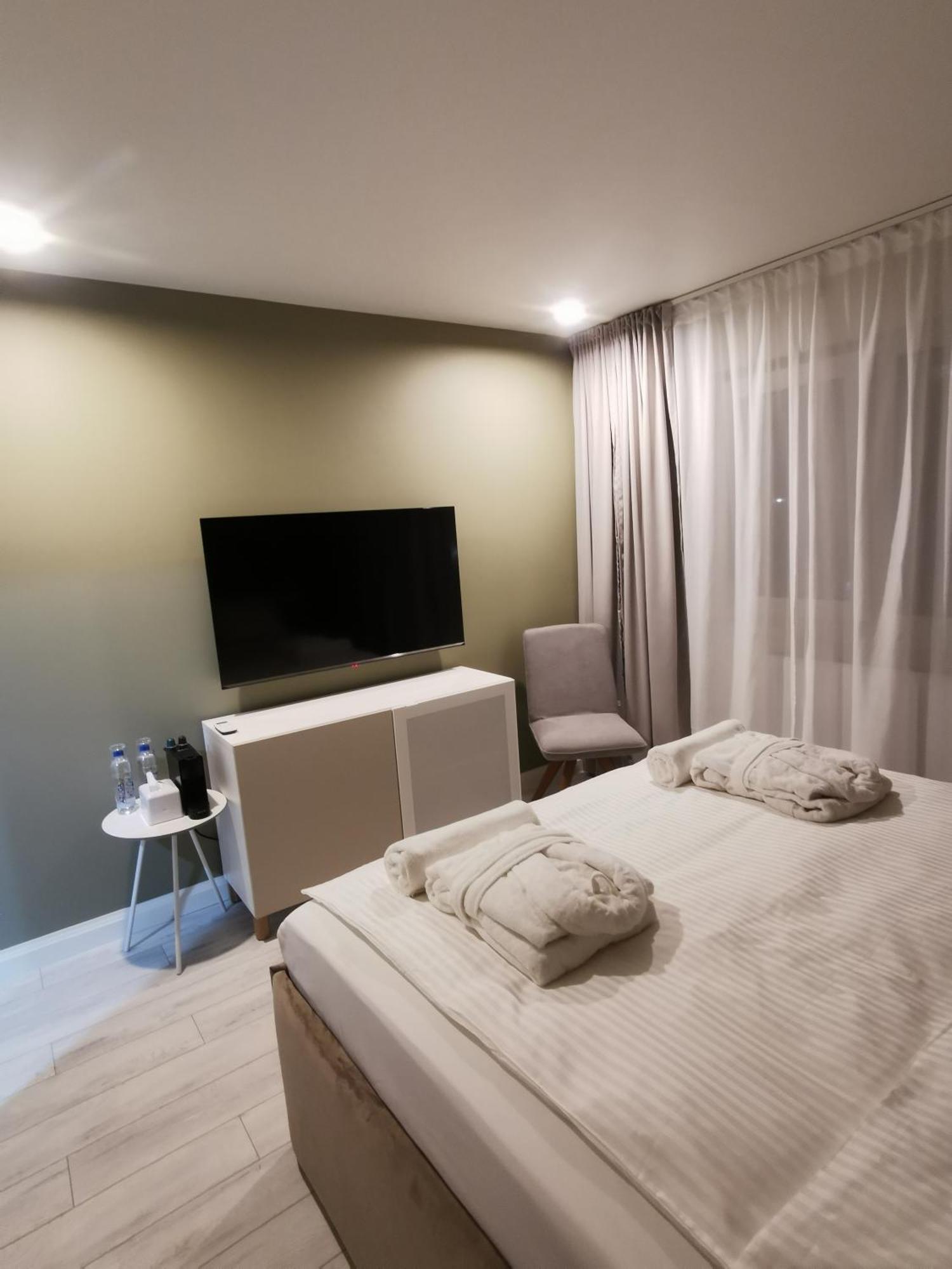 Noir Apartment Hateg Bagian luar foto